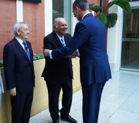 S.M. el Rey saluda a Enrique V. Iglesias, en presencia de Carlos Solchaga