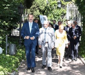 S.M. el Rey entra en la sede de Casa de América, acompañado, entre otros, por el Ministro Borrell
