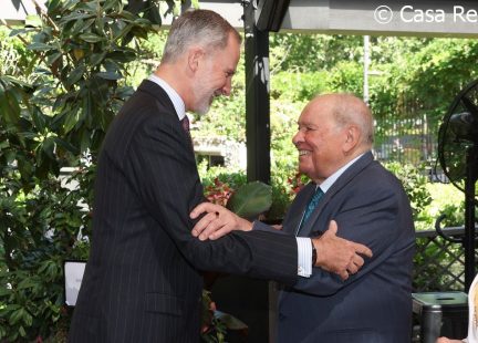 Saludo de SM El Rey a Enrique Iglesias patrono de la Fundación Euroamérica