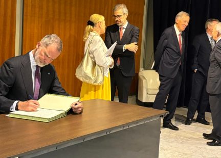 Su Majestad el Rey firma en el libro de honor de la Fundación Euroamérica
