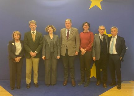 Equipo directivo junto a ponentes y Eurodiputados